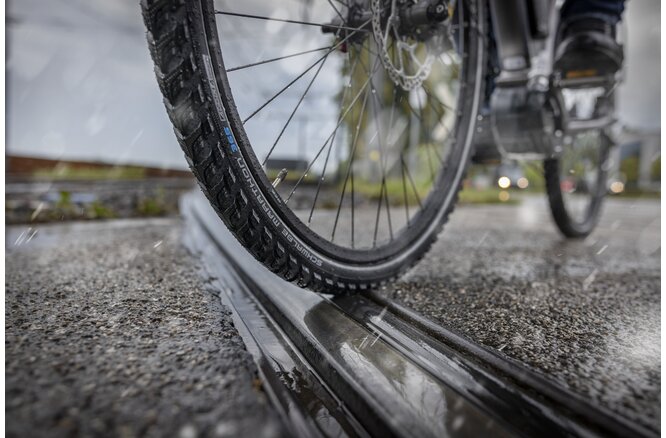 Schwalbe Pneu Marathon 365 700x47C starr mit Reflexstreifen... black