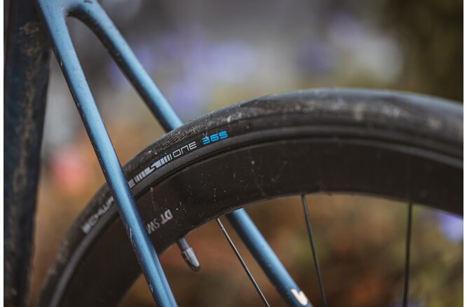 Schwalbe Pneu One 365 700x28C Addix FourSeason Falt mit... Reflexstreifen black