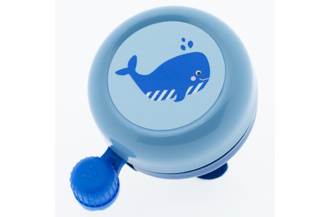 Widek Kinderglocke Explorer Whale Stahl lackiert in blau auf einer Karte