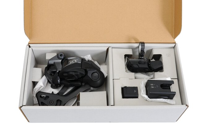 Shimano XT Di2 Upgrade Kit, Set mit RD-M8250-... SGS/SW-M8250-R/BT-DN320/EC-DN100/SM-CN910-12 Box